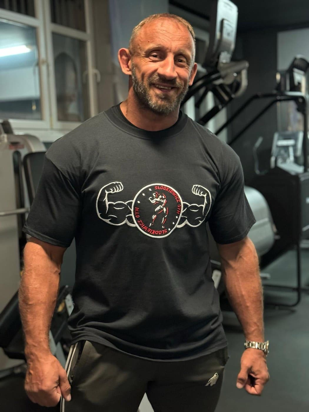 Koszulka z haftowanym logo Słodkiewicz Gym